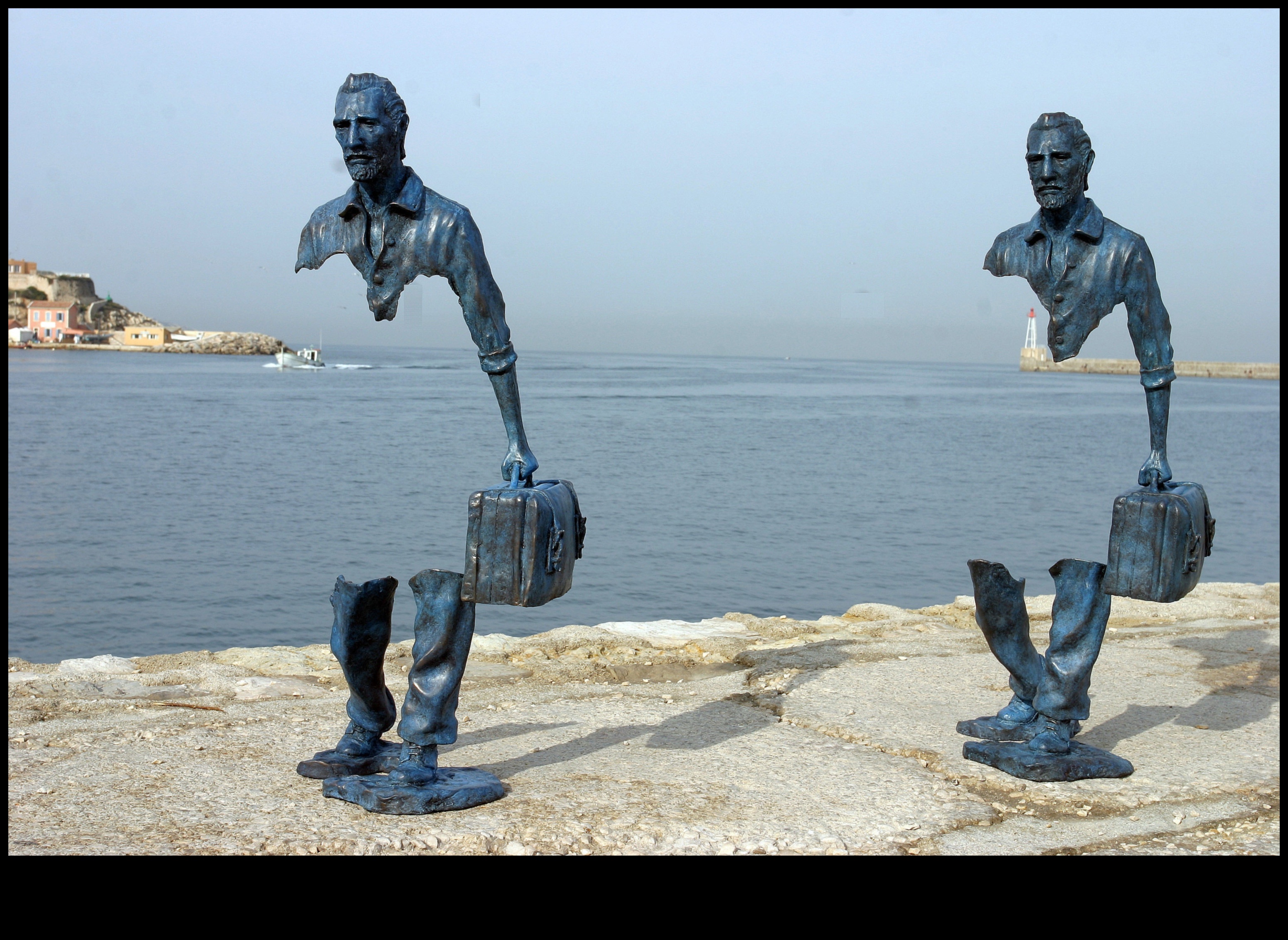 חזות אמנותית: ניווט בקסמי הפיסול בחוץ