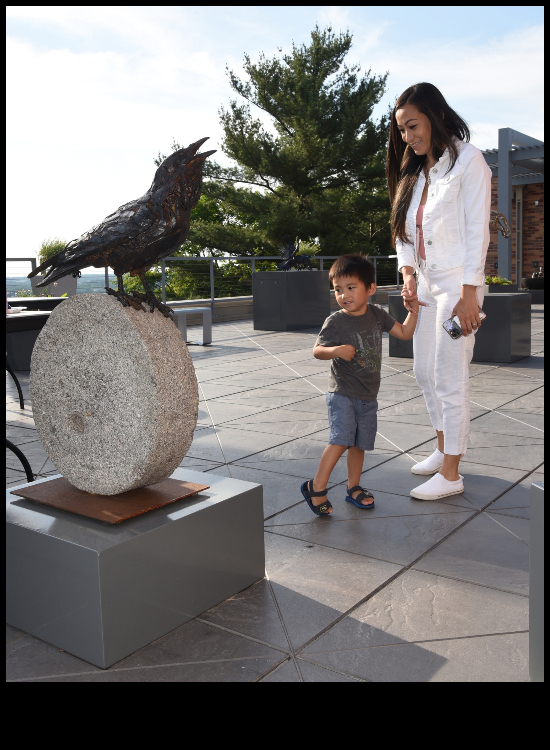 חזות אמנותית: ניווט בקסמי הפיסול בחוץ