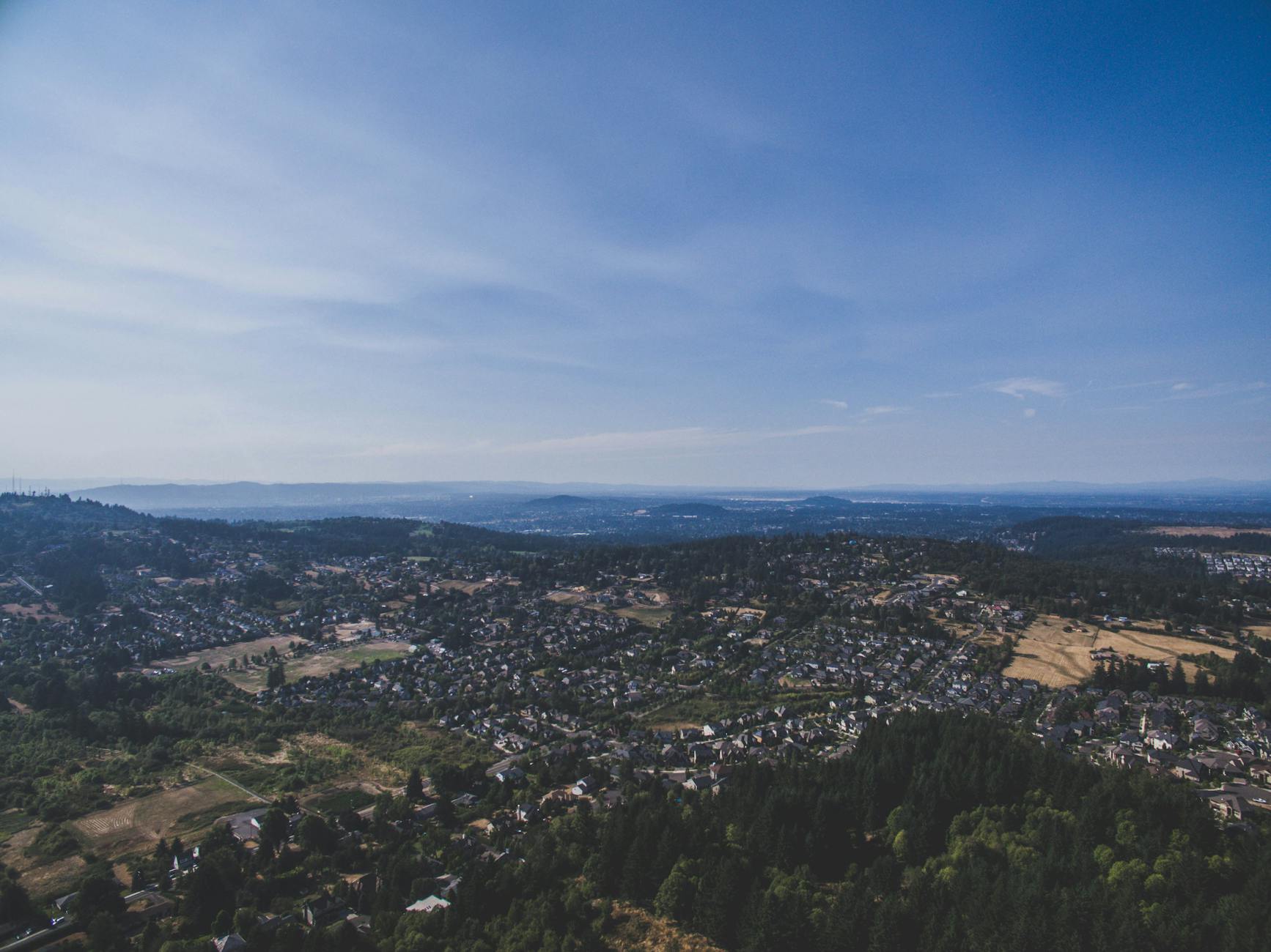 מקום מפלט נעים לגינה עם בור אש ומקומות ישיבה נוחים