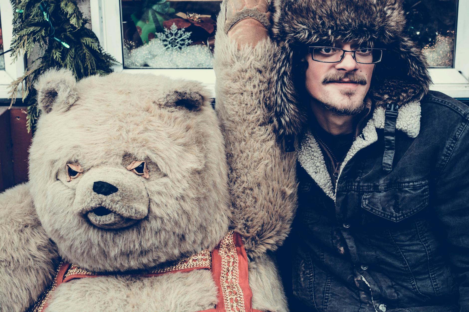 מקום מפלט בגן טרופי עם בריכה וערסל