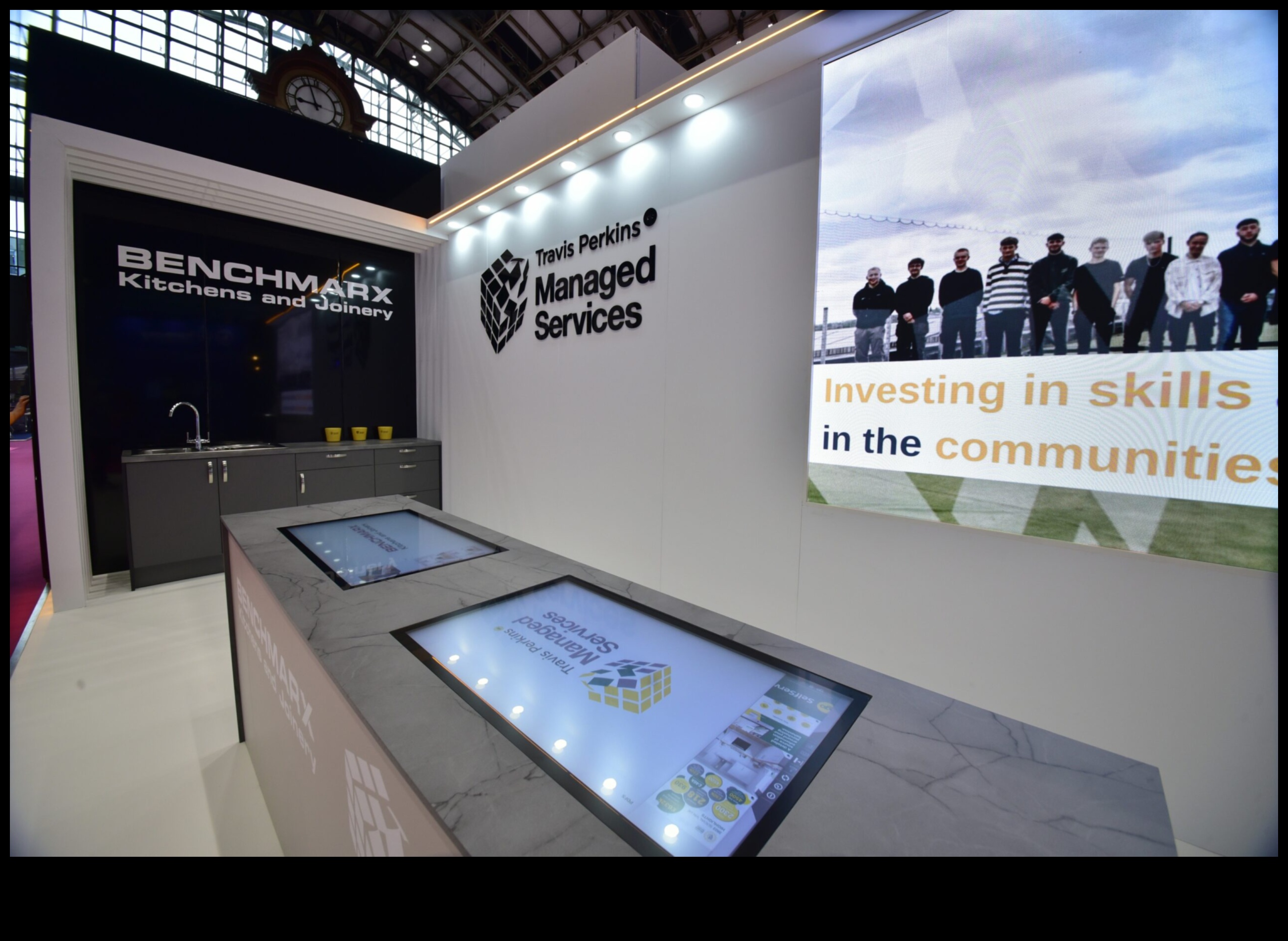 תענוגות דינמיים: חקר עולם האמנויות היצירתיות ופתרונות המציאות המדומה